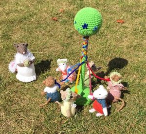 Mewes Knitters Maypole and animals