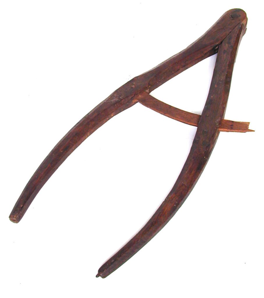 Callipers, made of wood, with the two in-curved arms are hinged at the top by a rive.