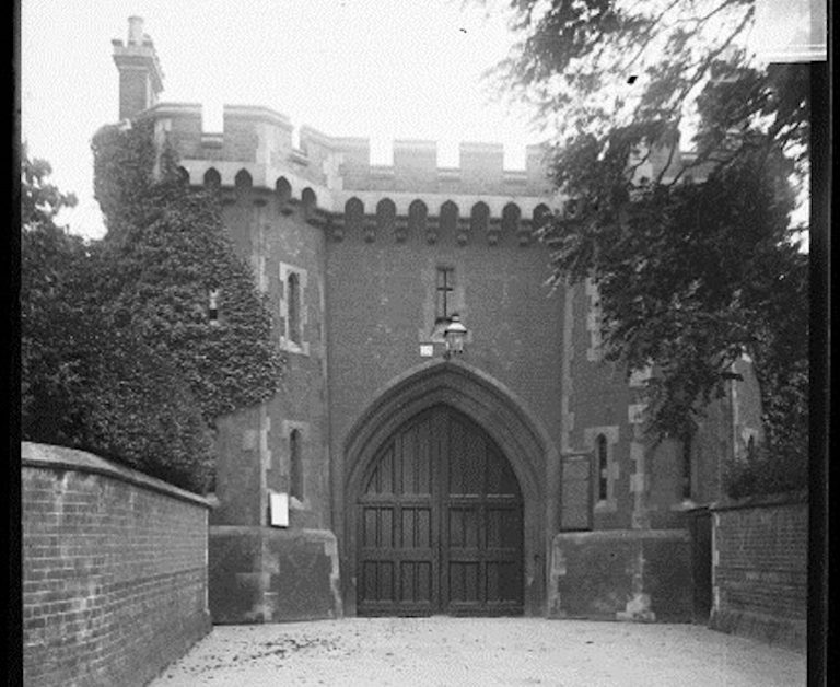 Entrance to HMP Reading