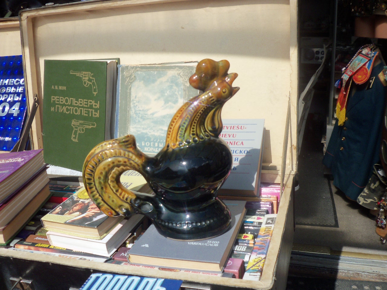 A rooster made from Vasylkiv maiolica.