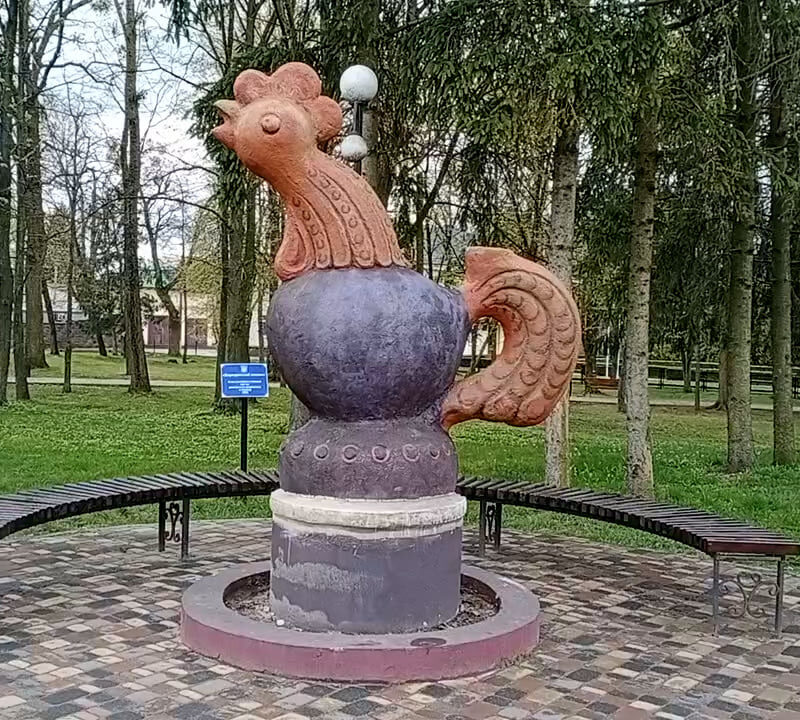 The cement rooster A two-metre-high rooster from cement replicated the style and colour scheme of the famous jar from Vasylkiv majolica.