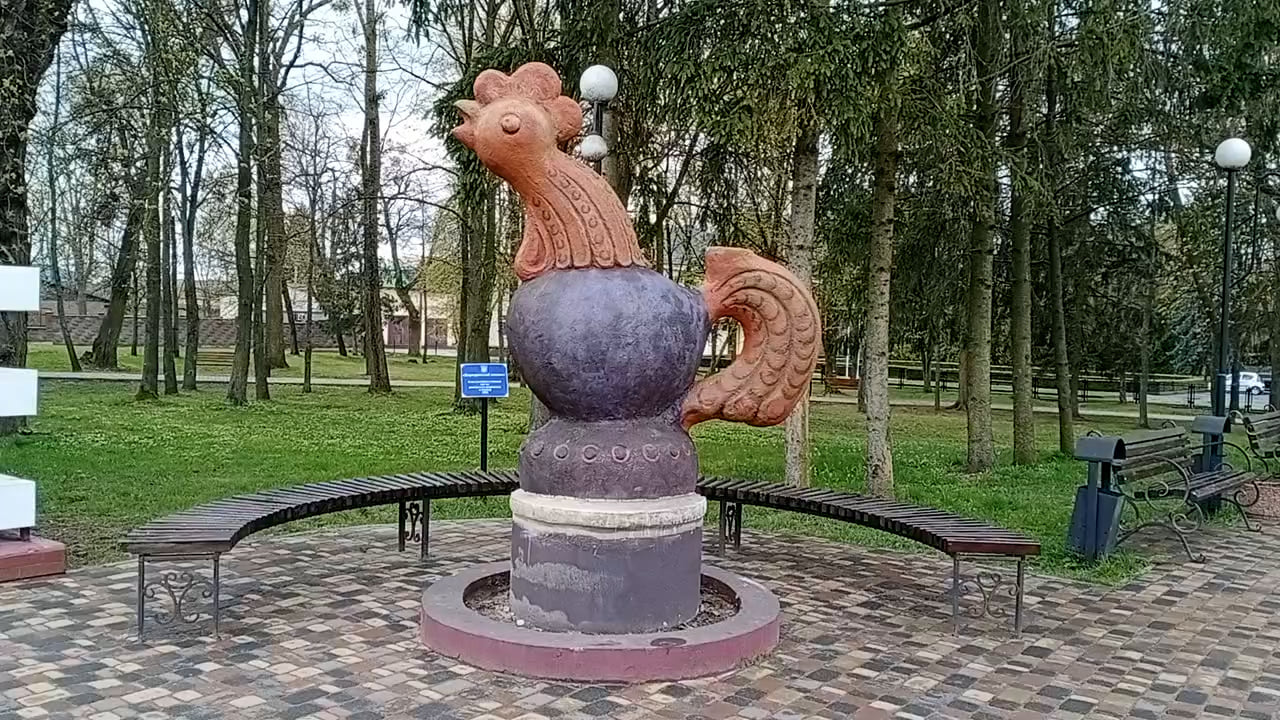 A two-metre-high rooster from cement replicated the style and colour scheme of the famous jar from Vasylkiv majolica.