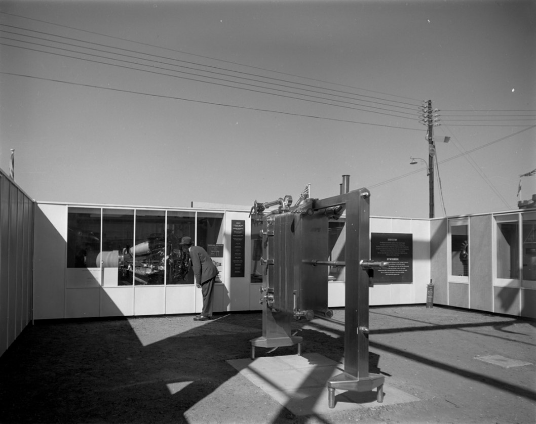 Displays of technology in the United Kingdom Pavilion, Van Riebeeck Festival Fair, 1952. Photograph produced by Bryan Heseltine (Copyright Pitt Rivers Museum, University of Oxford, PRM 2022.1.50)