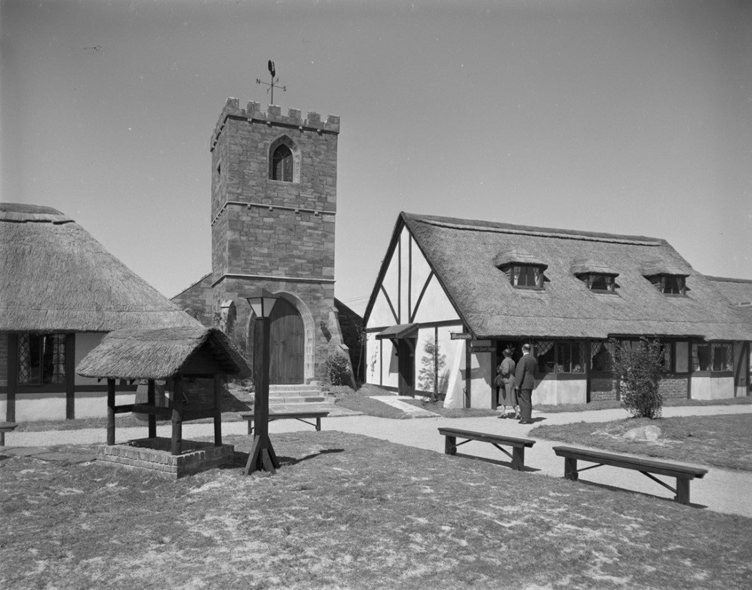 Much-Binding-in-the-Marsh, Van Riebeeck Festival Fair, 1952. Photograph produced by Bryan Heseltine (Copyright Pitt Rivers Museum, University of Oxford, PRM 2022.1.37)