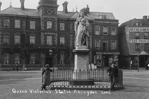 Black and white photograph of Queen Victoria's statue in Abingdon. Photograph reference P DX323/PH1/E1/2. Philip Osborne Collier Photographic Collection, 1905-mid-1960S.