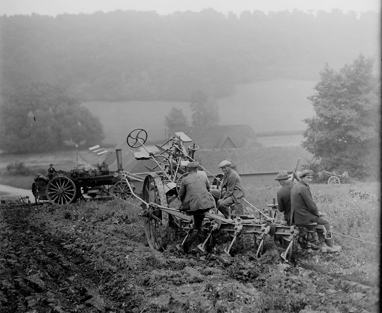 Photograph of steam ploughing (DX289/0079a)