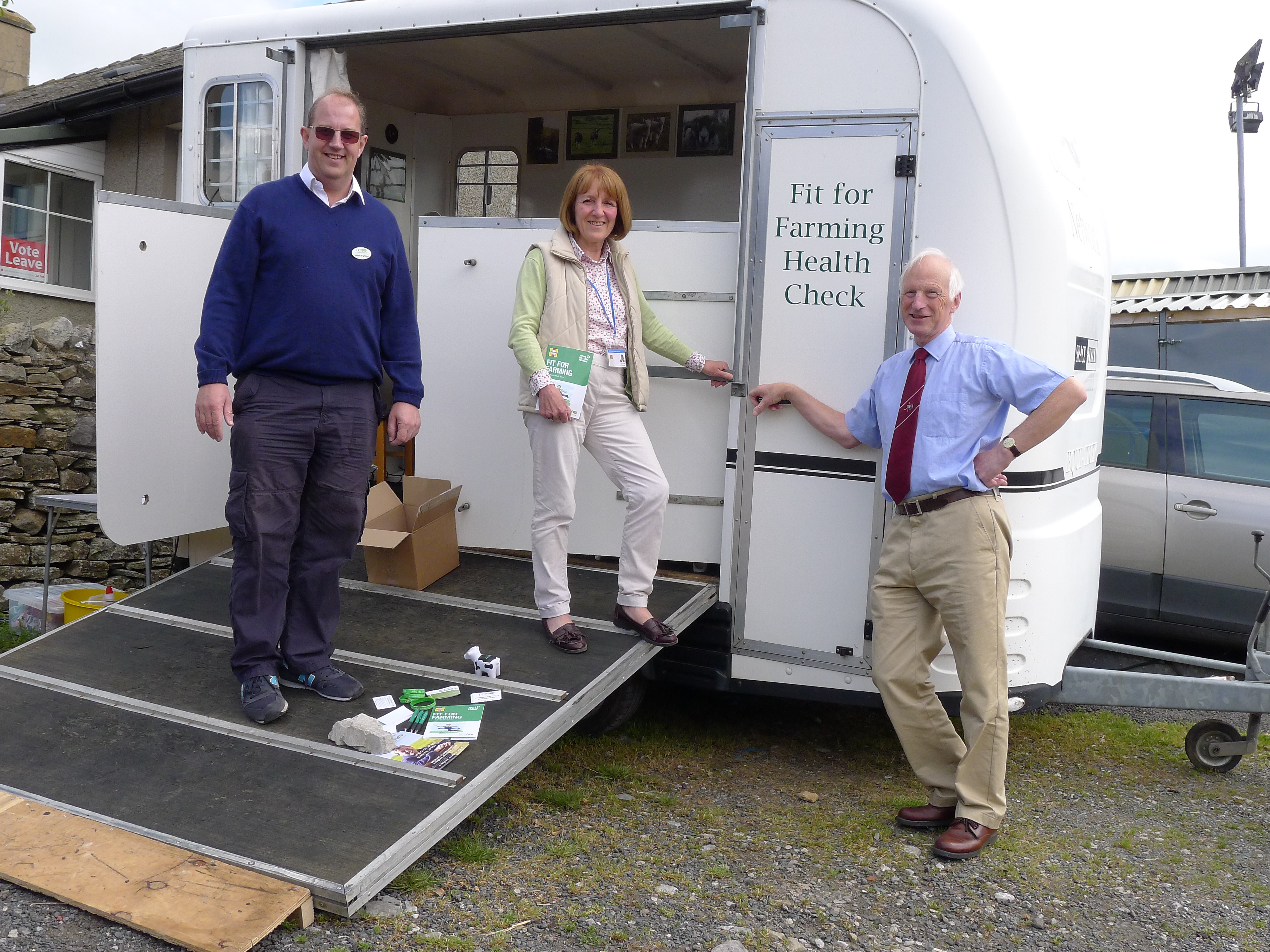 FARMING COMMUNITY NETWORK (FCN) VOLUNTEERS IN LANCASHIRE WITH THEIR HEALTH CHECK TRAILER AT BENTHAM MARKET. 