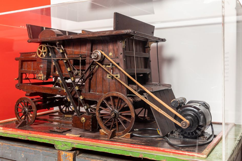 Threshing machine model