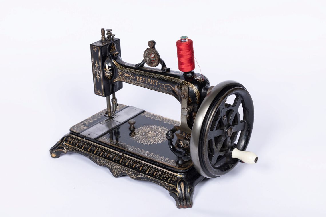 The Harris Defiant Machine, features a hand powered wheel, to move the needle.